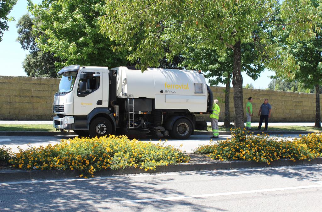 SERVIÇOS URBANOS 24 HORAS POR DIA 7 DIAS POR SEMANA + 27 ANOS DE PRESENÇA NACIONAL + 1100 PROFISSIONAIS VOLUME DE NEGÓCIO > 25 MILHÕES DE EUROS inovação RECOLHA DE RESÍDUOS Recolha indiferenciada e