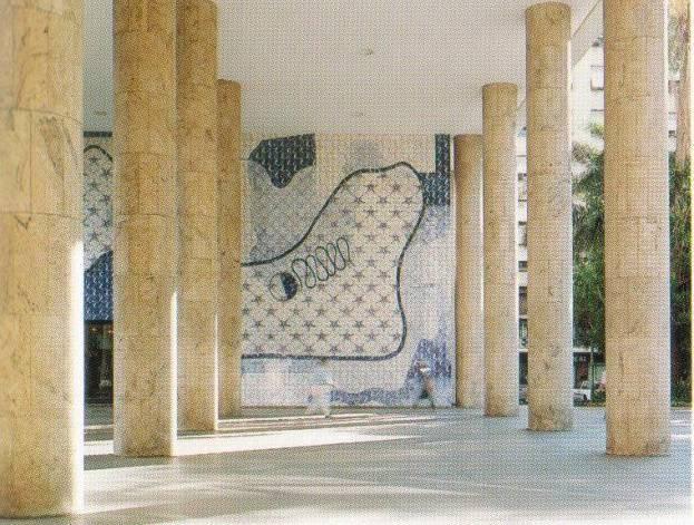 O Mural (revestimento em azulejo ou pastilhas) Oculta ou camufla a condição tectônica de certas paredes,