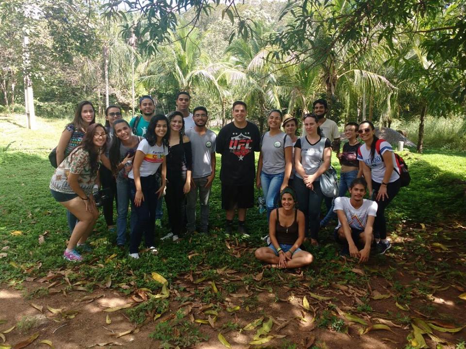 produção de hortaliças, frutas e plantas medicinais orgânicas que são cultivadas em um sistema agroflorestal. Figura 4 - Visita técnica ao sistema agroflorestal Terra Viva.