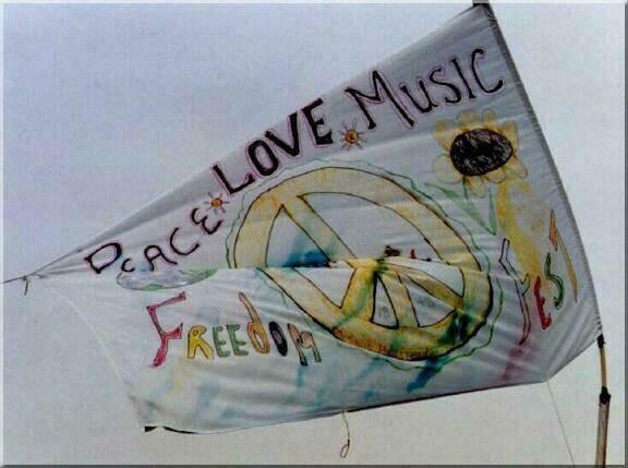 5 coisas que os hippies não querem que você saiba sobre Woodstock 6 ago Publicado por Protonautas Há quarenta anos milhares de pessoas se reuniram por três dias para celebrar a paz, o amor e deixar