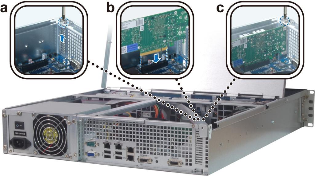 2 Instale a placa de interface de rede. a Desaperte o parafuso na tampa de acesso à porta da sua RackStation e de seguida remova a tampa de acesso.