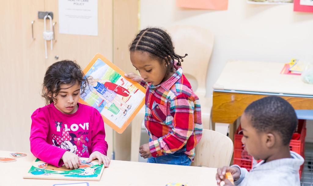 Os membros da equipe de saúde e nutrição oferecerem às famílias informações e uma variedade de oportunidades de aprender sobre hábitos saudáveis de vida enquanto participam do desenvolvimento