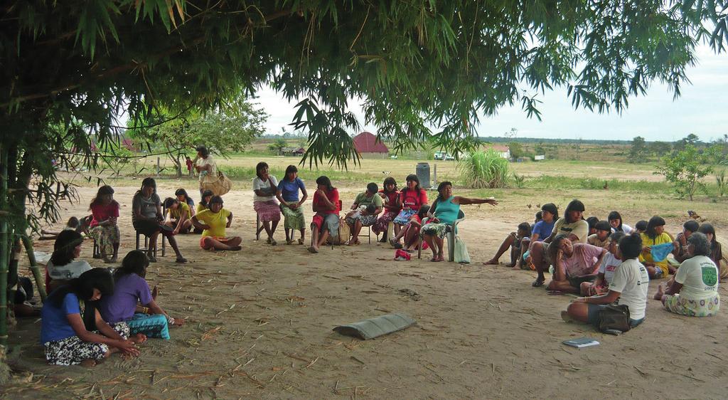 MARÃIWATSÉDÉ Durante os encontros do grupo, as mulheres discutem a vida na aldeia Coleta de sementes aumenta a esperança de ver território reflorestado Em 2011, as mulheres Xavante da TI