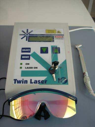 44 4.3 Aparelho laser Foi utilizado um aparelho laser de diodo de baixa potência (Twin Laser - Empresa MM Optics - Sâo Carlos SP), conforme Figuras 3 e 4, com as seguintes características: - Laser de