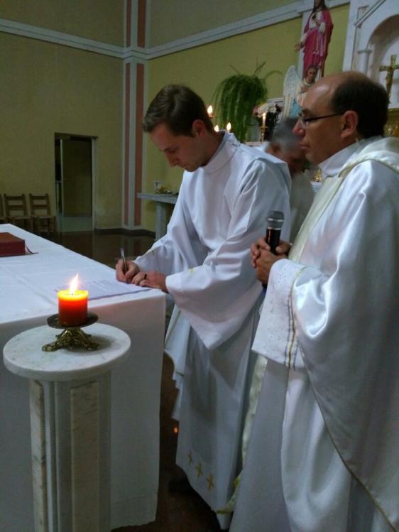 Diante do povo da Paróquia Imaculada Conceição de Mariental também jurou fidelidade aos compromissos que ele assumirá.