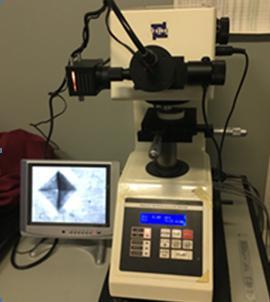 34 3.5 ENSAIOS DE MICRODUREZA Os ensaios de microdureza Vickers foram realizados no Laboratório de Metalografia e Tratamentos Térmicos (LABMETT) do Departamento de Engenharia Mecânica da Universidade