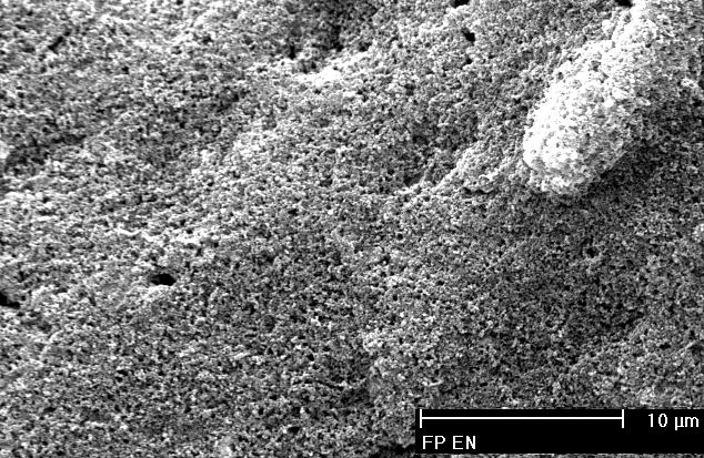 Figura 32 Micrografia de eletrodo preparados com tinta precursora da camada catalisadora sem formador de poros (T3).