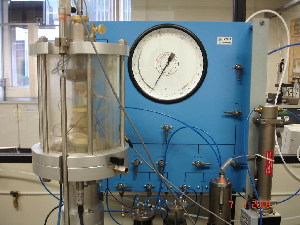 9 Investigação Experimental: Comportamento sob o Estado de Tensões Triaxiais 551 fornecida pelo compressor é aplicada à amostra como pressão hidráulica através de um sistema de interface ar-líquido.