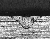 Esta simetria na superfície e na raiz do cordão de solda foi observada independentemente da energia do pulso de soldagem, sugerindo um movimento estável do metal líquido na poça de soldagem,