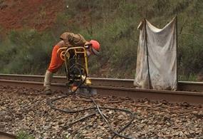 Processo de soldagem on-track 1. Retirada da fixação (ponteamento antes da faixa) 2. Corte dos trilhos 3. Esmerilhamento da alma 4.