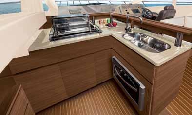 Practical, sophisticated and spacious, the salon of the Intermarine 60 is available in two layout