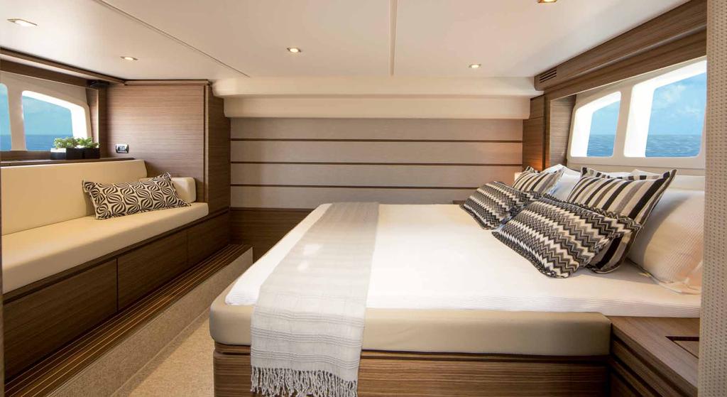 SUÍTE MASTER. A suíte master ocupa toda a largura da embarcação. A cama queen-size e as grandes janelas panorâmicas compõem um ambiente elegante e arejado.