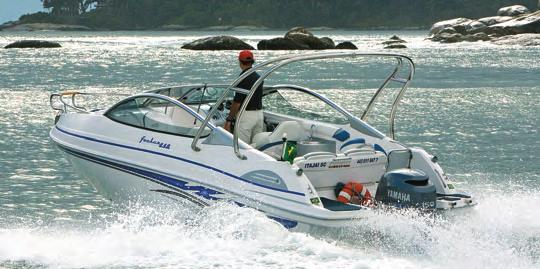 Focker 240 BOA DE MAR Quando equipada com um motor de 150 hp (como a lancha testada), a Focker 240 chega a 38 nós, acelerando até os 20 nós em 5,1 segundos Ela tem vários equipamentos extras e, mesmo