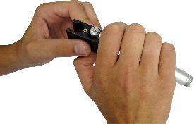 Troca de Brocas Sistema Fixed Grip (FG) Para Colocar a Broca Segure a caneta com apoio próximo a cabeça.
