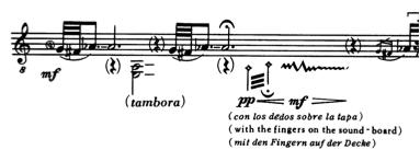 Fig. 6 Brouwer, Canticum, sistema 5. Porém, os usos timbrísticos novamente entram em cena por meio do efeito de tambora e com a indicação con los dedos sobre a tapa.