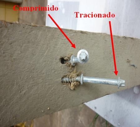 onetores, devido ao embutimento do onetor de aço na madeira, enquanto os danos no onreto foram de pequena magnitude. Nos onetores omprimidos foi observada a tendênia de formação de rótulas plástias.