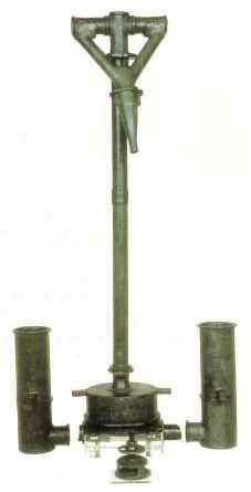 200 DC: Ctesibius inventa a bomba alternativa Bomba alternativa duplex, de Ctesibius, no Museo Arqueológico
