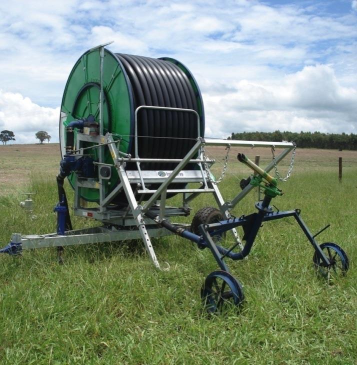 Como funciona? O Carretel Irrigador tem uma bobina com mangueira conectada a um canhão aspersor. O operador deve desenrolar a mangueira com um trator.