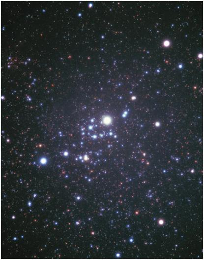As Híades têm formato de V no qual a estrela vermelha Aldebaran aparece na ponta. As Plêiades são um grupo mais compacto. Astrofoto de Akira Fujii.