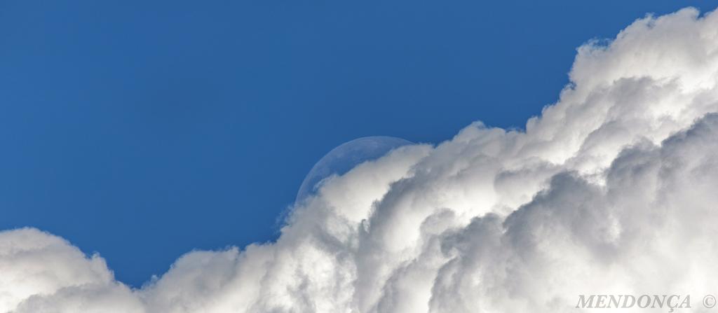 Lua sob núvens Astrofotógrafo: Sérgio Mendonça Jr.