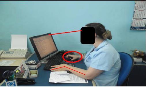 Observa-se rotação de coluna cervical ao direcionar visão para monitor, mão direita em garra ao manusear mouse, compressão de cotovelo na mesa e punho