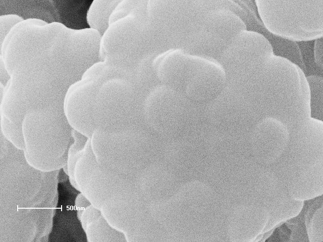 (b) Figura 4. Microscopia eletrônica de varredura durante estagio inicial de de 20 Kx em (a), 27 Kx em (b).