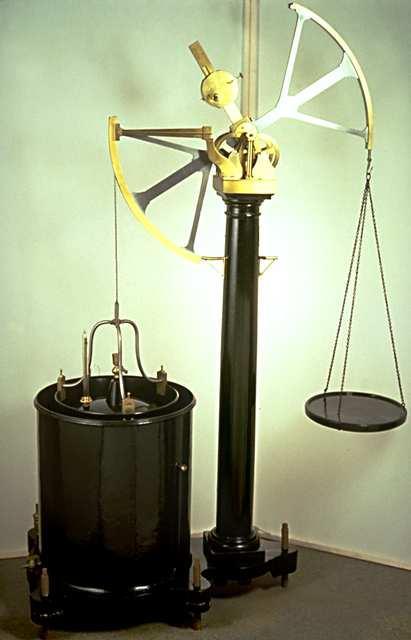 Deux grands gazomètres pour réaliser l'expérience de la synthèse de l'eau.