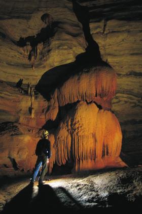 Espeleotemas no Buraco da Sopradeira, São Desidério (BA) (fotografia de Leonardo Morato).