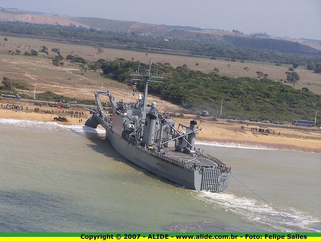 Nesta foto, tirada durante a operação ALBACORA, mostra o Matoso Maia em uma operação de abicagem.