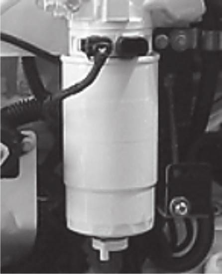 Seção 5 - Mnutenção 3. Remov o filtro de comustível de seprção de águ e o nel de vedção do suporte de montgem. Não use ferrments no filtro.