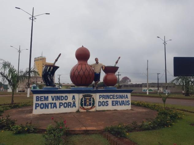 Não vai ter bolacha suficiente para a torta, o Walter come tudo Paolo antes do preparo de uma torta de biscoitos.