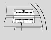 Indicatoarele Indicatorul ambient Între vitezometru şi tahometru există un indicator ambient. Culoarea acestuia se modifică automat în funcţie de stilul de condus (vezi pagina 319).