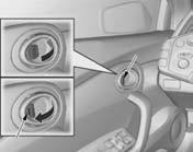 Pentru a bloca portiera şoferului, scoateţi cheia din contact, trageţi şi ţineţi tras mânerul exterior al portierei şi trageţi încuietoarea spre spate sau apăsaţi partea din faţă a butonului