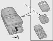 Telecomanda Înlocuirea bateriei de la telecomandă Dacă trebuie să apăsaţi de mai multe ori butonul pentru a bloca sau debloca portierele şi hayonul, înlocuiţi bateria cât mai repede.