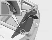 Copertina (pentru anumite modele) Pentru a scoate dispozitivul de păstrare a copertinei din autovehicul, ridicaţi câte un capăt al acestuia din suportul său.