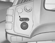 Rotiţi contactul de pornire în poziţia ON (II), porniţi radiatoarele apăsând butonul dezaburitorului pentru lunetă. Indicatorul de pe buton se aprinde.