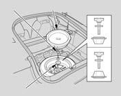 Scoateţi capacul central (dacă este prevăzut) înainte de a pune cauciucul dezumflat în compartimentul cauciucului de rezervă. 18.