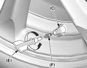 Honda TRK (pentru anumite modele) FURTUN DE APLICARE 7. Deşurubaţi capacul ventilului (D) de pe ventilul pneului (C).