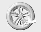 Honda TRK (pentru anumite modele) Scoaterea lichidului de etanşare (pentru reprezentanţa Honda) Aveţi grijă să nu se verse lichidul de etanşare din pneu.