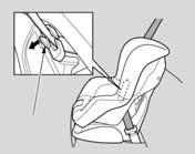 Instalarea sistemului de reţinere a copiilor Pentru a elimina jocul, puneţi o greutate pe scaunul pentru copii sau puteţi apăsa pe spătarul scaunului în timp ce
