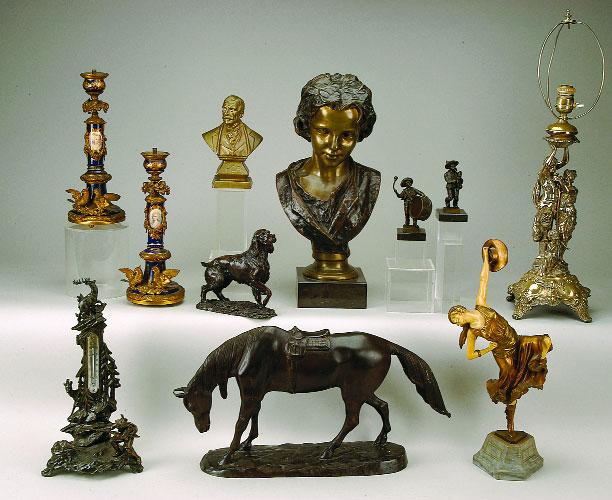 435 437 439 434 438 436 440 441 442 434 PAR DE CASTIÇAIS, porcelana e bronze dourado "pássaros", franceses, séc. XIX/XX, faltas e defeitos Dim.