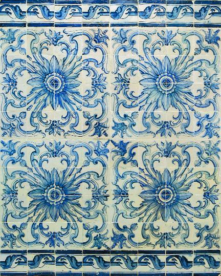 447 "ROSÁCEAS", painel de 80 azulejos, decoração a azul, portugueses, séc. XVIII, pequenos restauros, defeitos Dim. - 143 x 114,5 cm 1.000-1.
