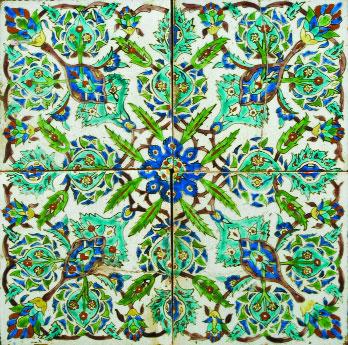 XVI, emoldurados, pequenos defeitos Dim. - 25,5 x 25,5 cm 150-225 454 PAINEL DE 4 AZULEJOS, decoração policromada, hispano-árabe, séc.