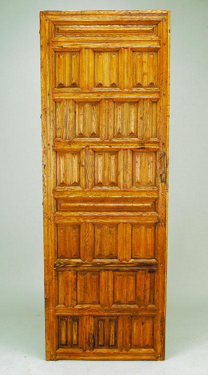 - 192 x 67,5 cm 600-900 507 MESA DE CASA DE JANTAR ESTILO JORGE III, mogno, pé central, duas tábuas de extensão, portuguesa, séc.