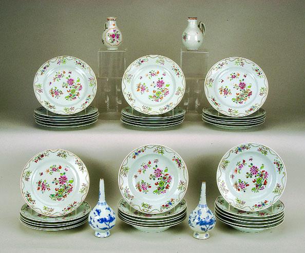 564 566 563 565 567 568 569 570 569 571 563 SEIS PRATOS RASOS, porcelana da China, decoração policromada "flores, reinado Qianlong, séc. XVIII, esbeiçadelas restauradas Dim. - 23 cm 1.500-2.