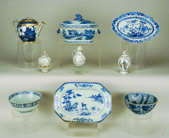 572 573 574 575 576 577 578 579 580 572 BULE, porcelana da China, decoração a azul e ouro "paisagem oriental", reinado Jiaqing, séc. XVIII/XIX, pequenas esbeiçadelas Dim.