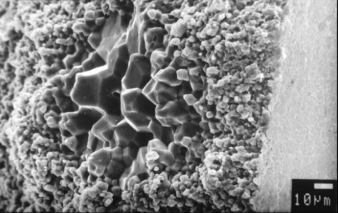 Efeito da microestrutura na resistência de materiais cerâmicos Região com grandes grãos, produzindo uma heterogeneidade