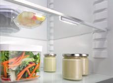2 prateleiras em vidro de segurança, reguláveis em altura. 2 gavetas para alimentos (fruta/legumes/carne/ peixe/lácteos) com tecnologia PerfectFresh Pro: regulação de 0ºC a 3ºC.