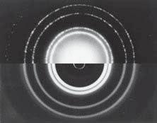 A metade superior da foto mostra a figura de difração para raios X de 71 pm passando através de uma folha de alumínio.