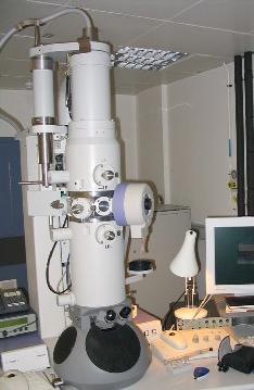 O microscópio eletrónico Um feixe de elétrons pode ser usado para formar a imagem de um objeto de modo bastante parecido com a formação da imagem por um feixe luminoso.